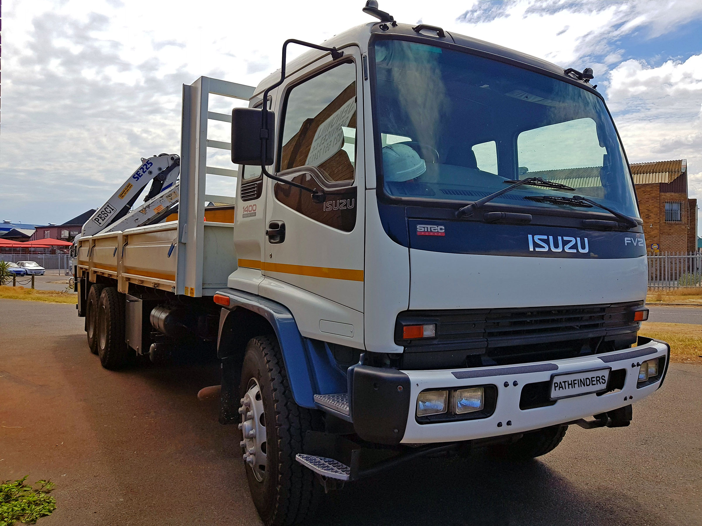 This crane truck has a load capacity of 6.5 tons and has 6.4m deck space available